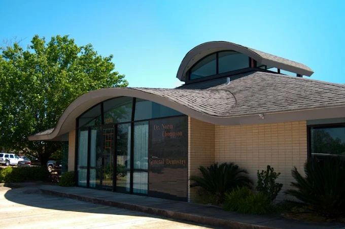 Front exterior of Alexandria Smile Center dental office in Alexandria, LA